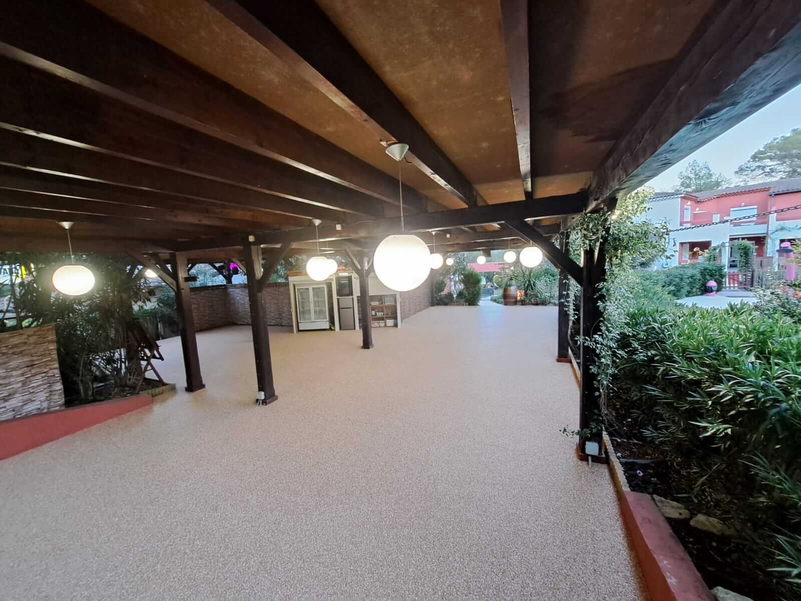 Hall d'accueil de restaurant avec sol en moquette de pierre, propre et haut de gamme