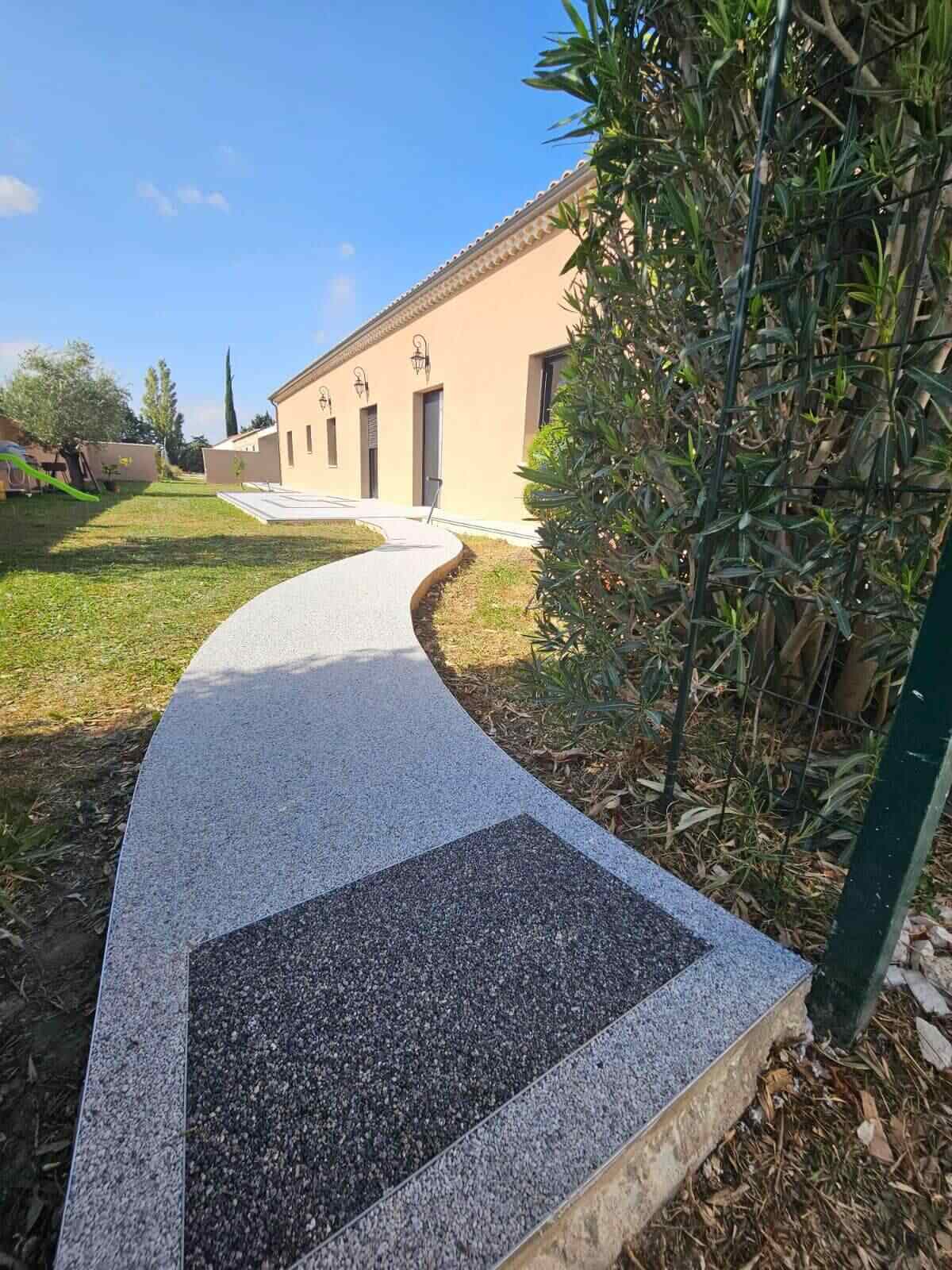 Allée de jardin commerciale ou publique en moquette de pierre