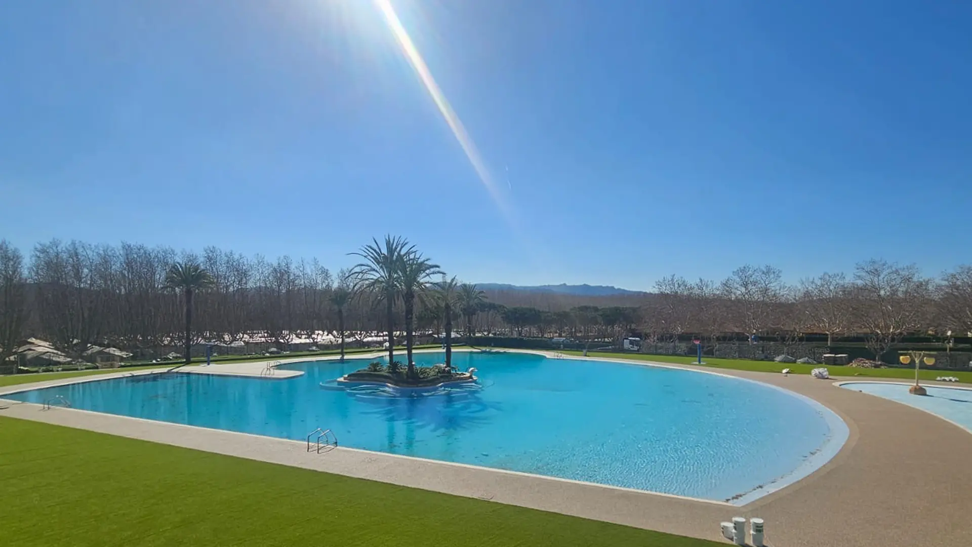 Terrasse piscine beige et anthracite