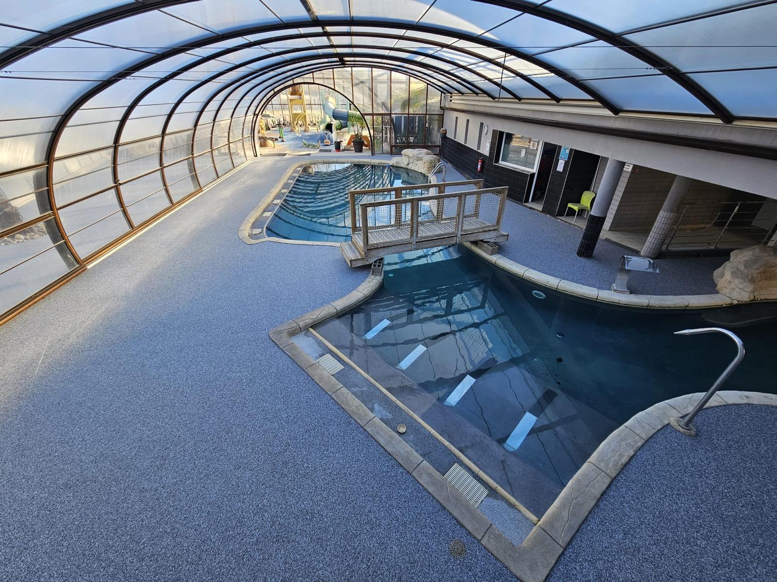 Plage de piscine grise contemporaine