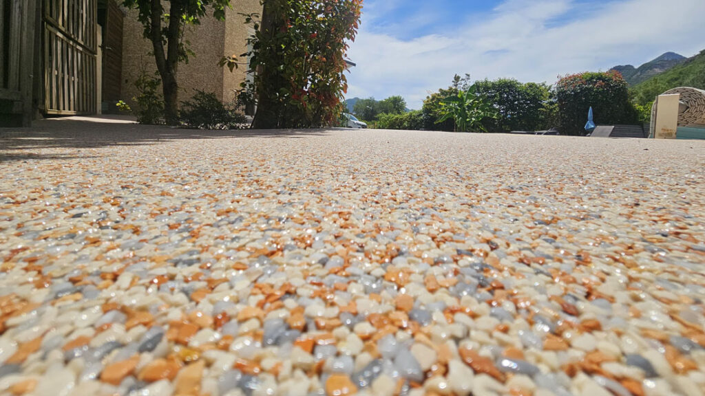Revêtement de sol drainant pour chemin d’accès et circulation PMR