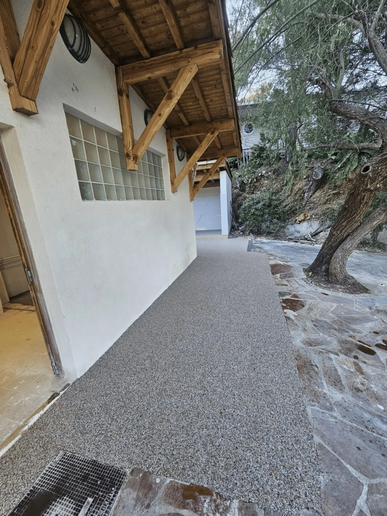 Vestiaire sportif avec sol résine hygiénique et antidérapant