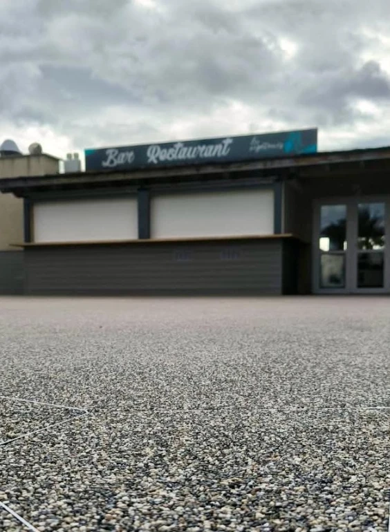 Terrasse commerciale d’un café ou restaurant en moquette de pierre