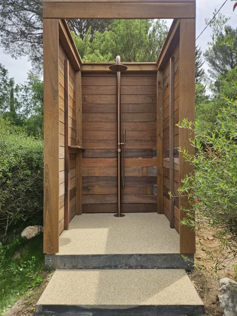 Sol antidérapant en zone douche collective, facile à rincer