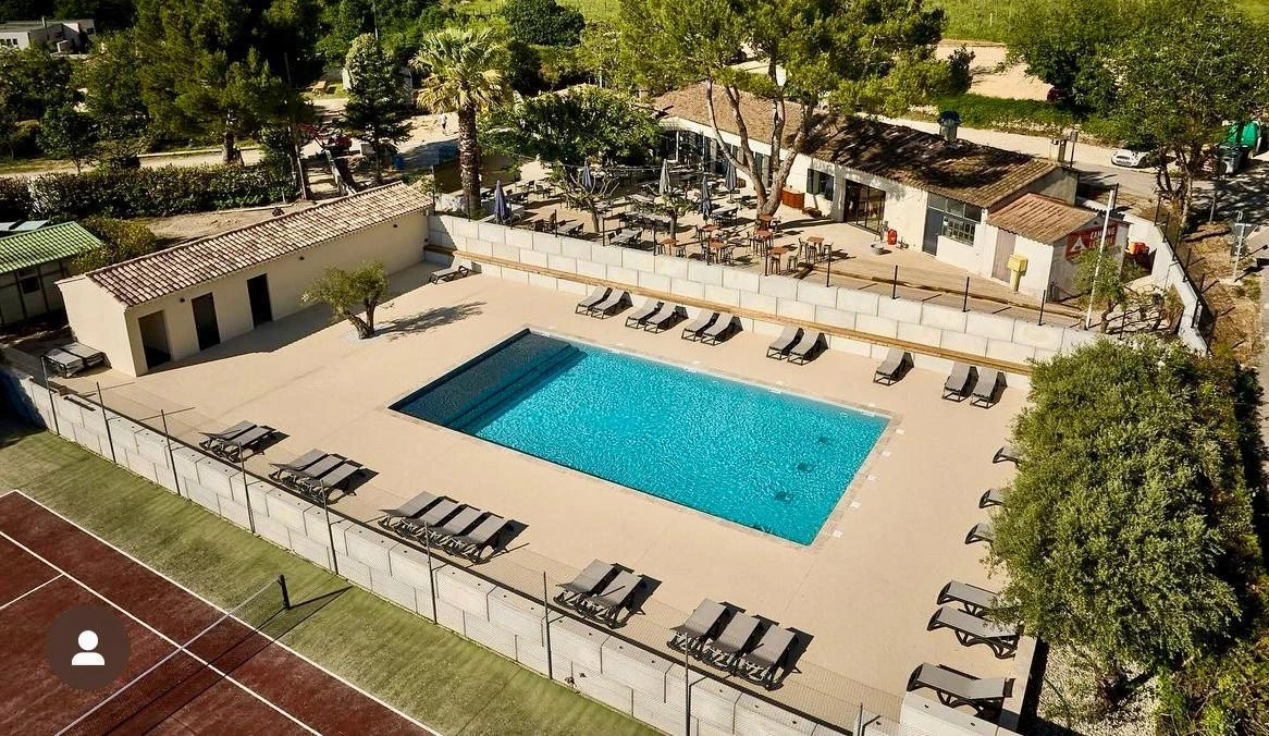 Terrasse surélevée en résine grise