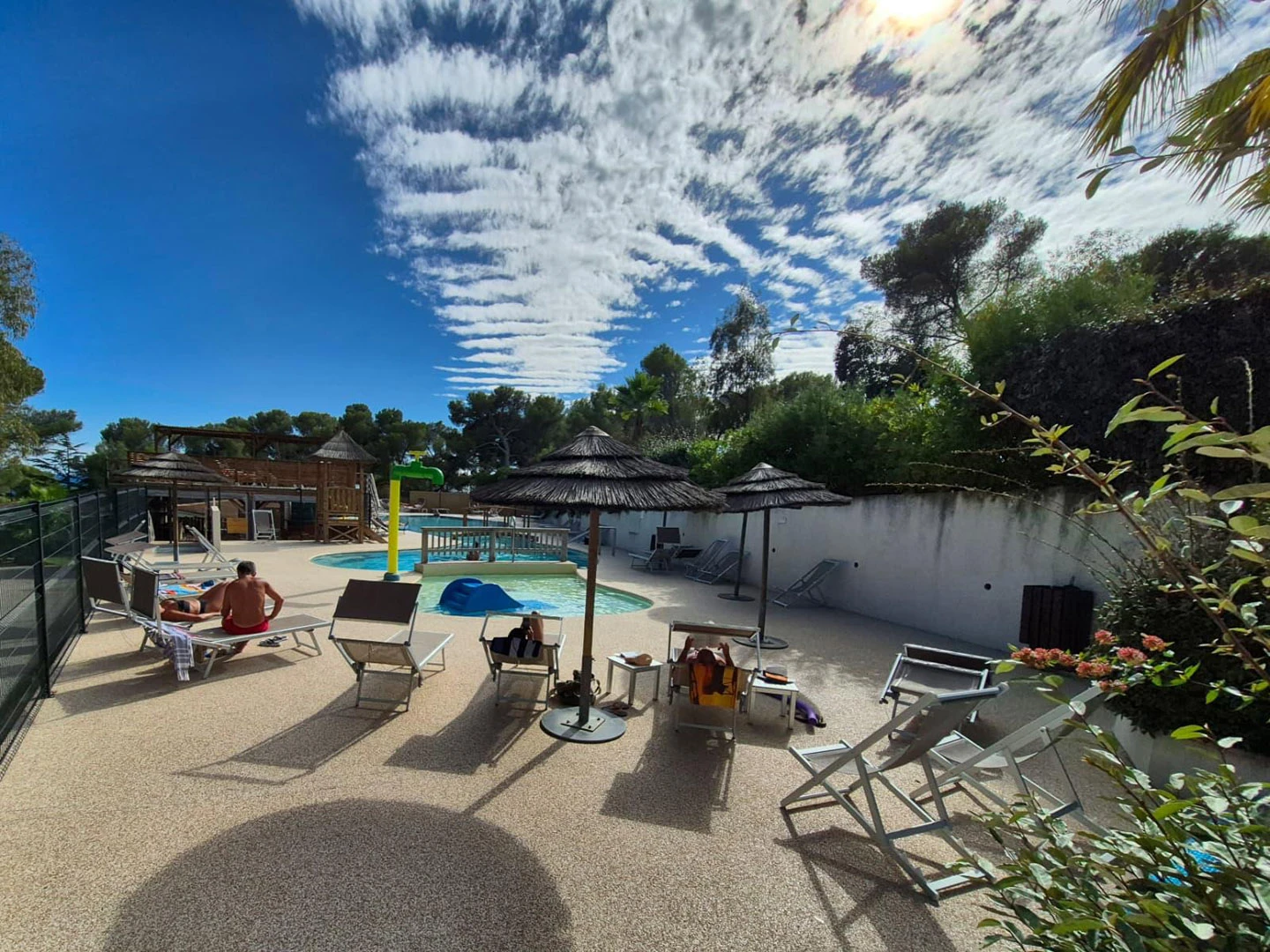 Piscine claire et élégante