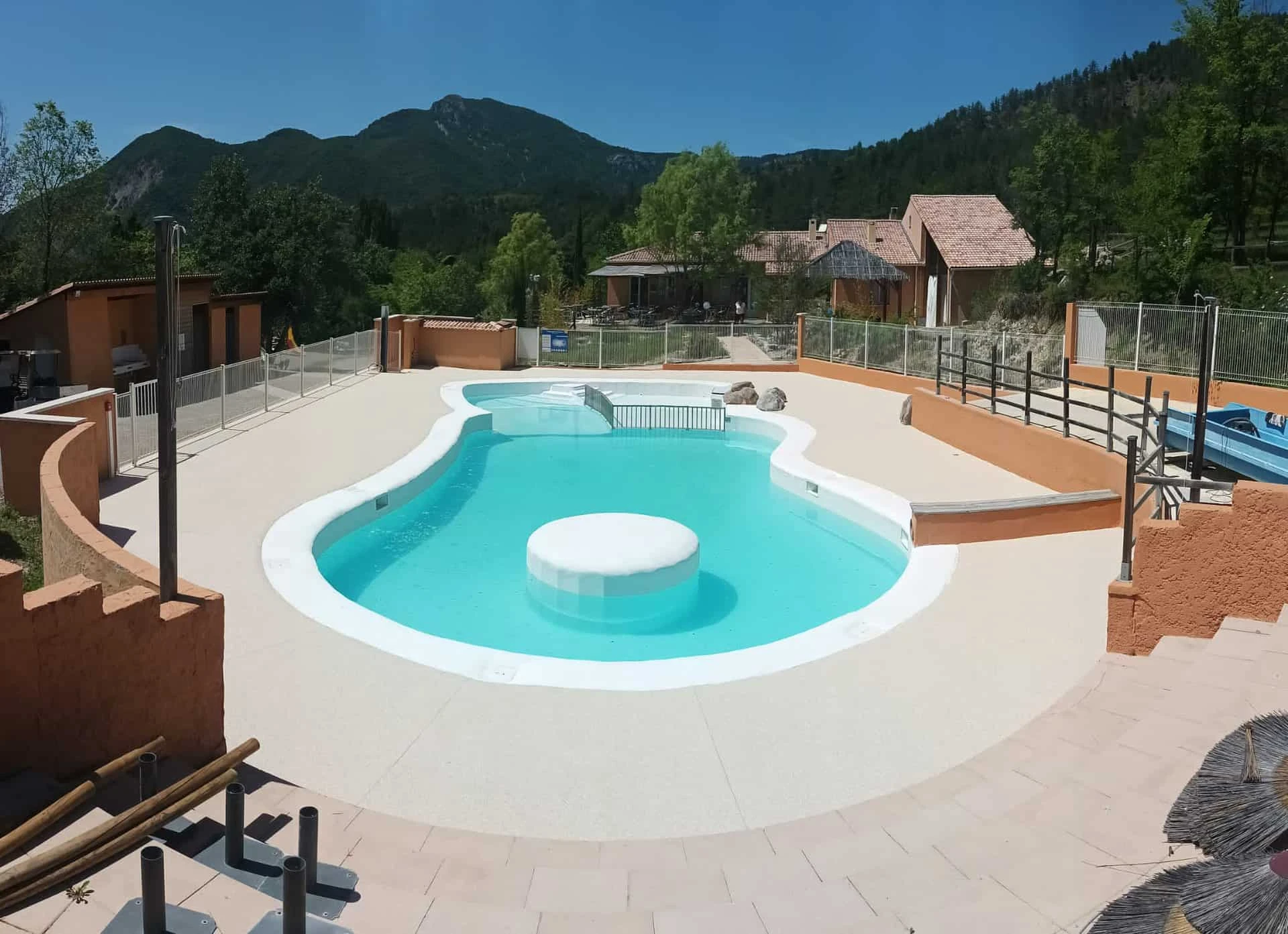 Piscine design gris et bleu