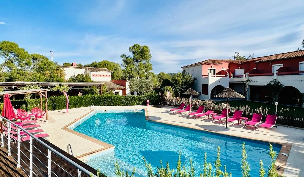 Piscine familiale en résine naturelle
