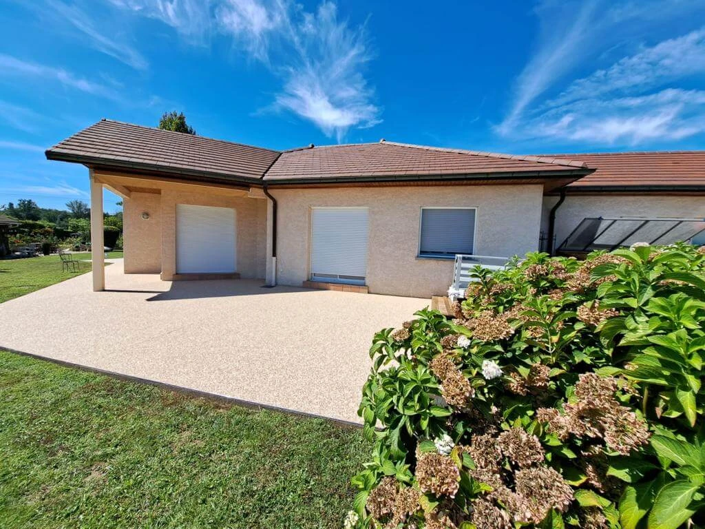 Terrasse beige spacieuse