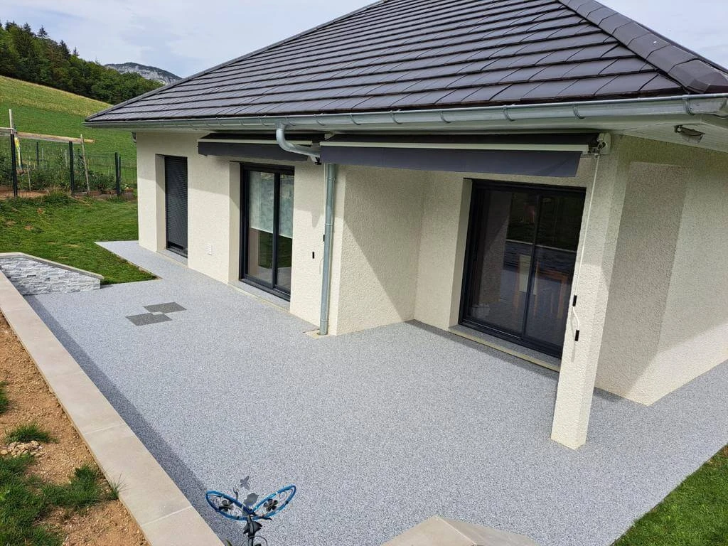 Terrasse grise en moquette de pierre