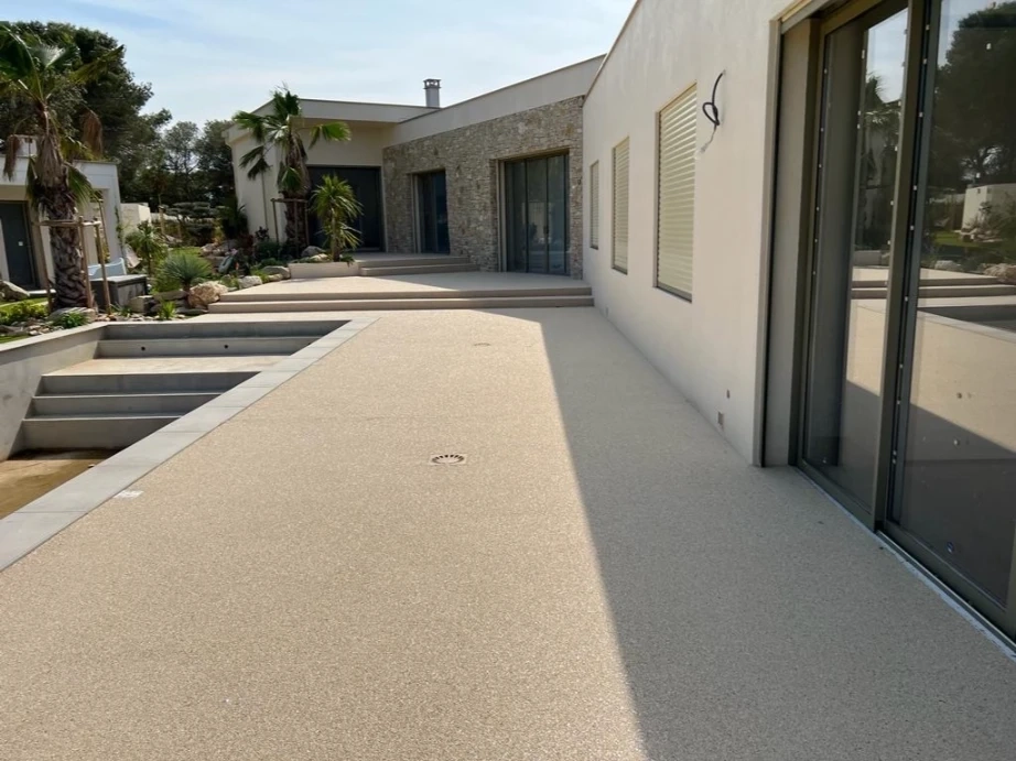 Terrasse moderne et épurée