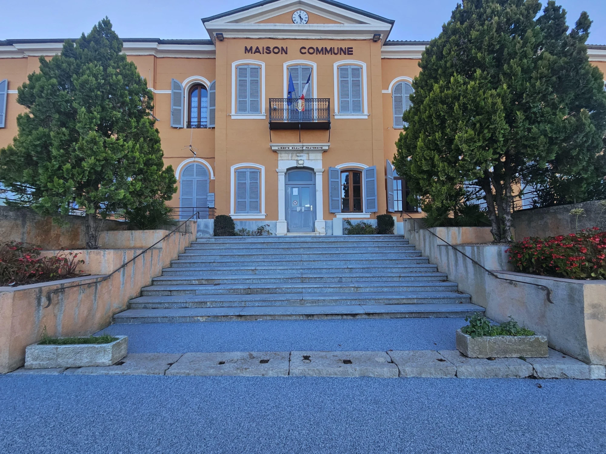 Revêtement en moquette de pierre sur le parvis d’un bâtiment public