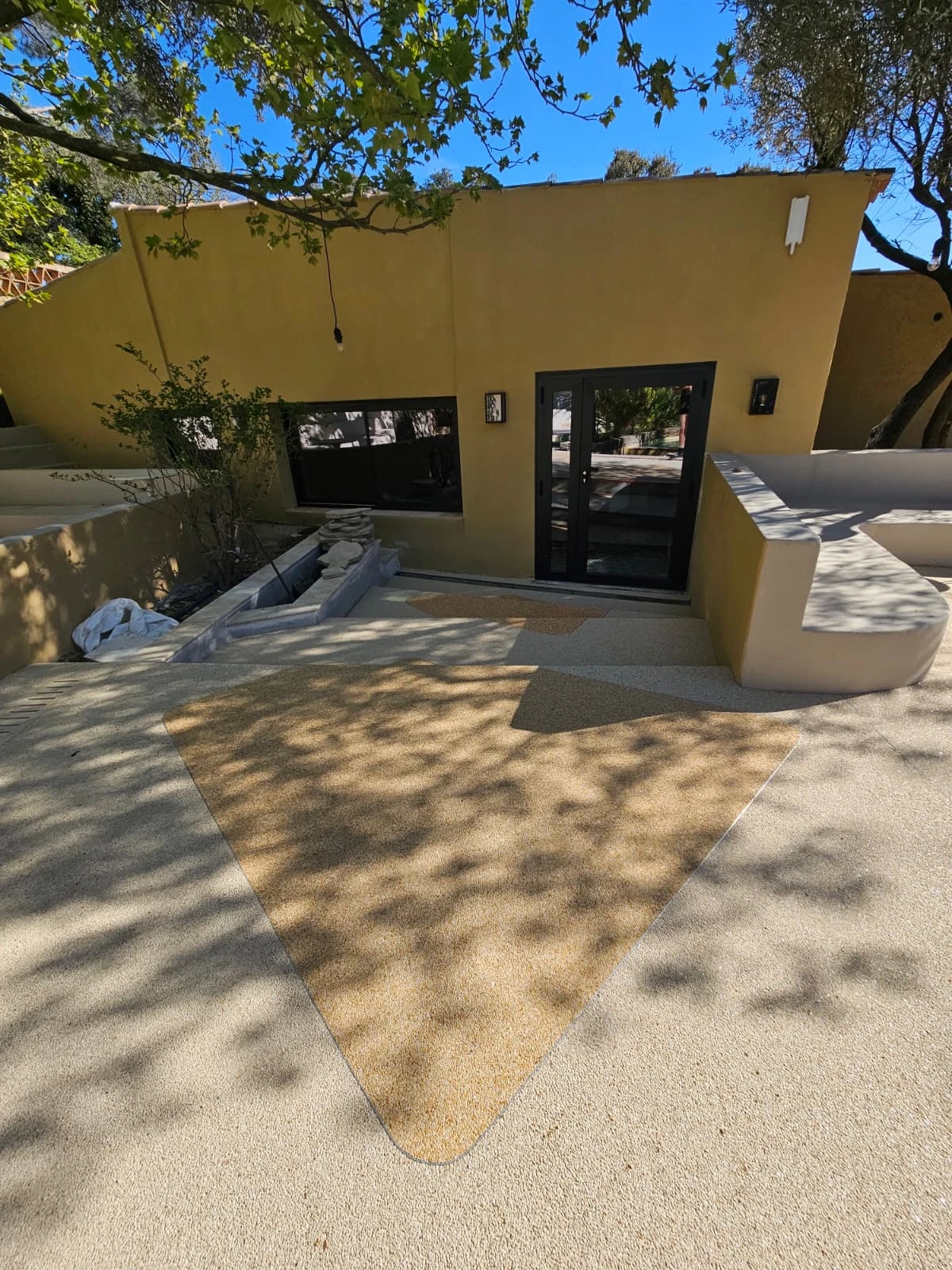 Rénovation des terrasses d'hôtel à Port Grimaud en moquette de pierre