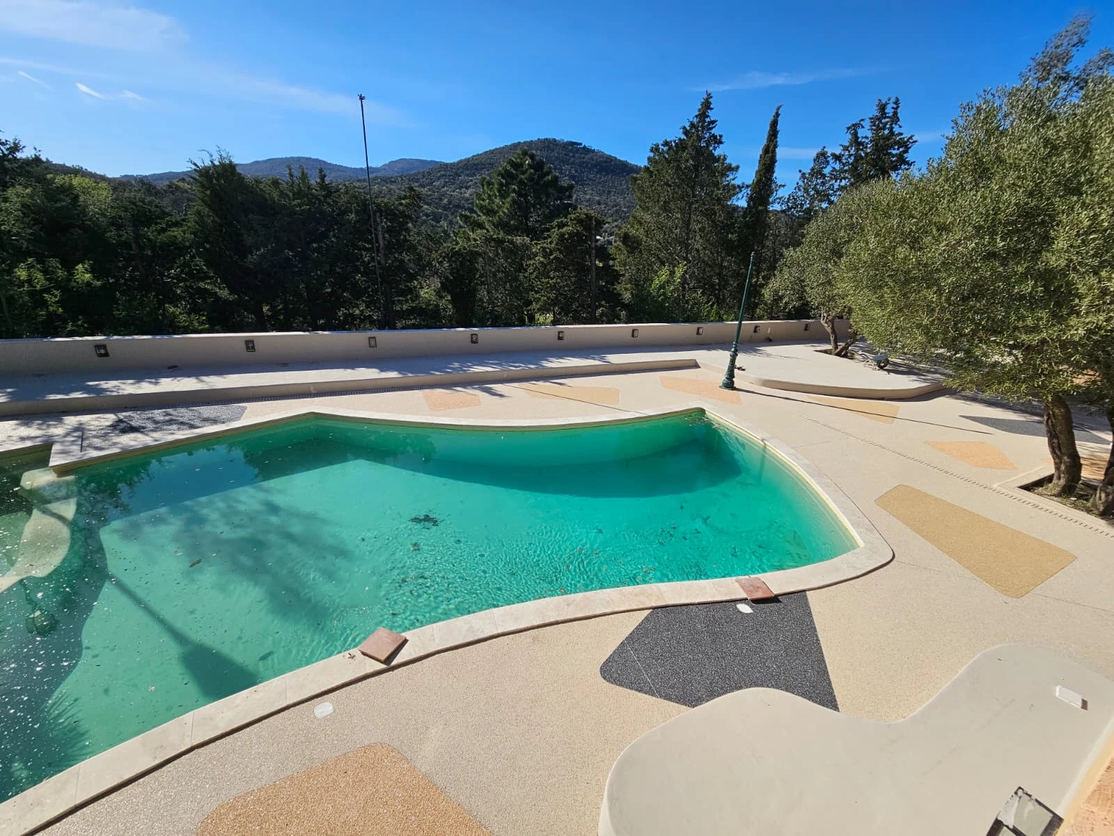 Zone piscine d'hôtel Port Grimaud rénovée