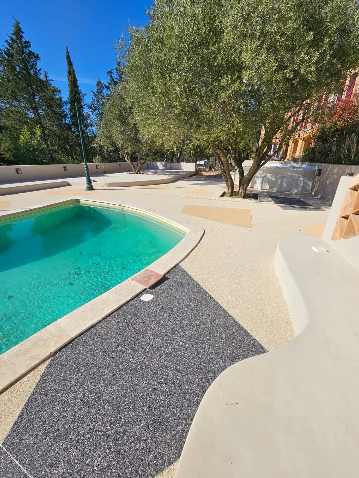 Détail de la moquette de pierre sur terrasse hôtel