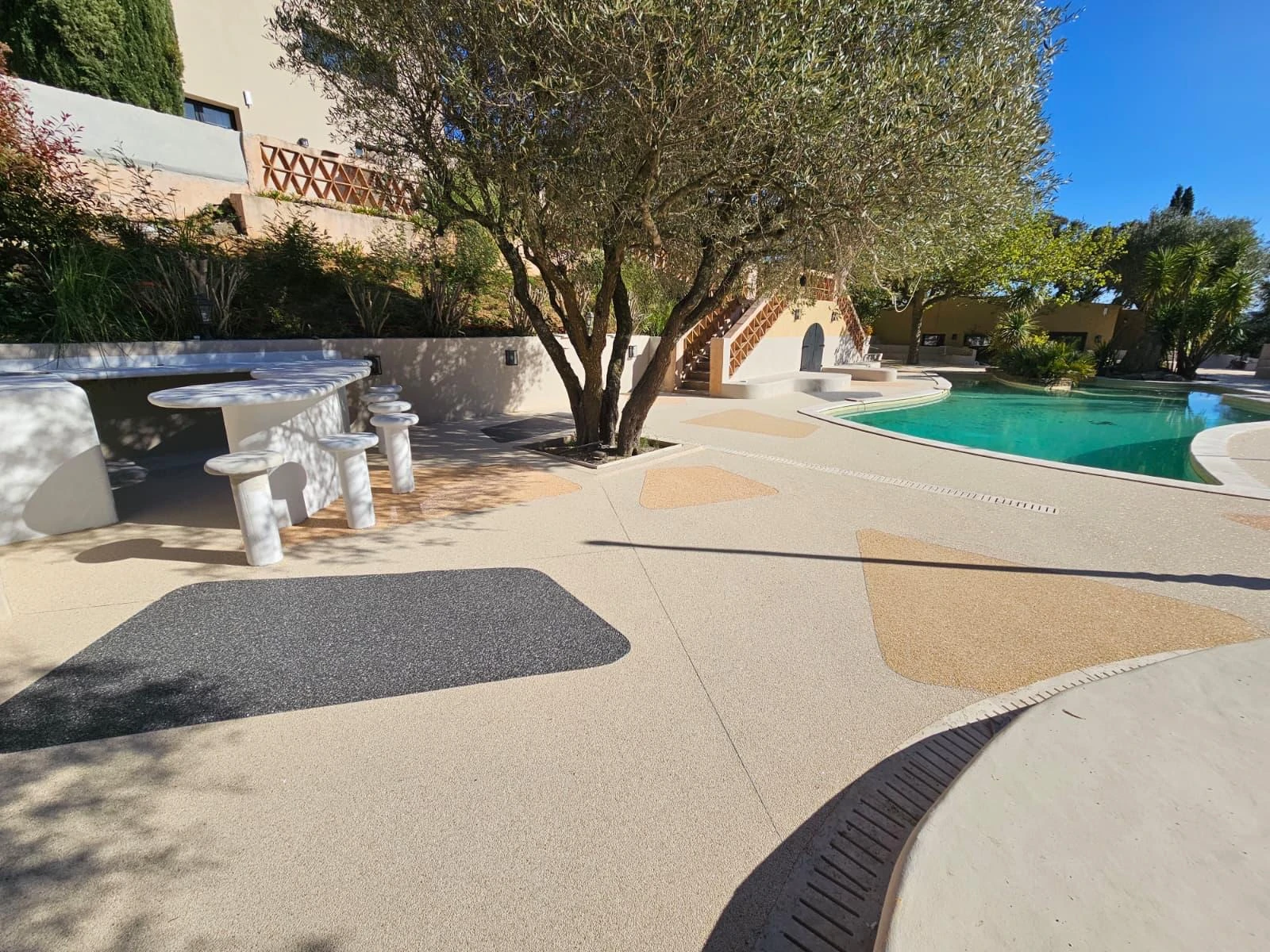 Vue d'ensemble des hôtels de Port Grimaud après rénovation