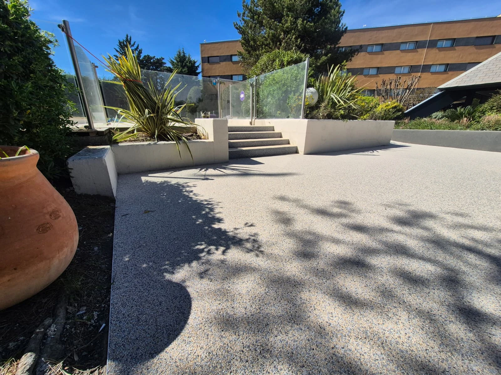 Accès principal de l'Hilton Marignane après rénovation