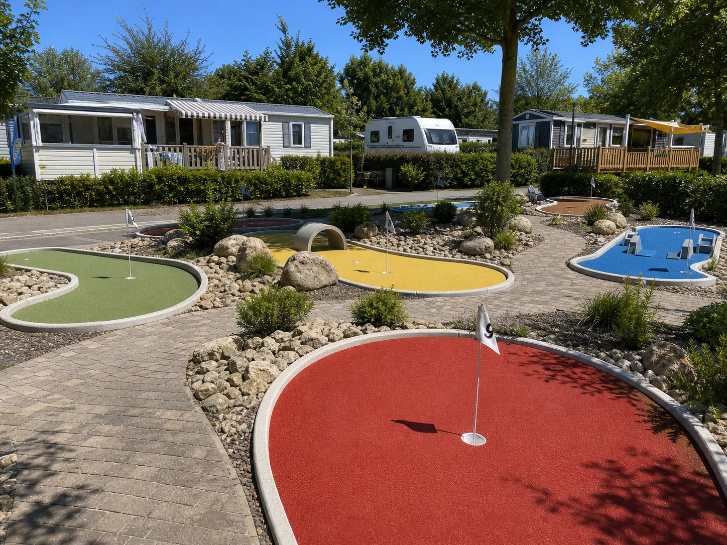 Mini-golf Living Stone — détail piste et obstacle
