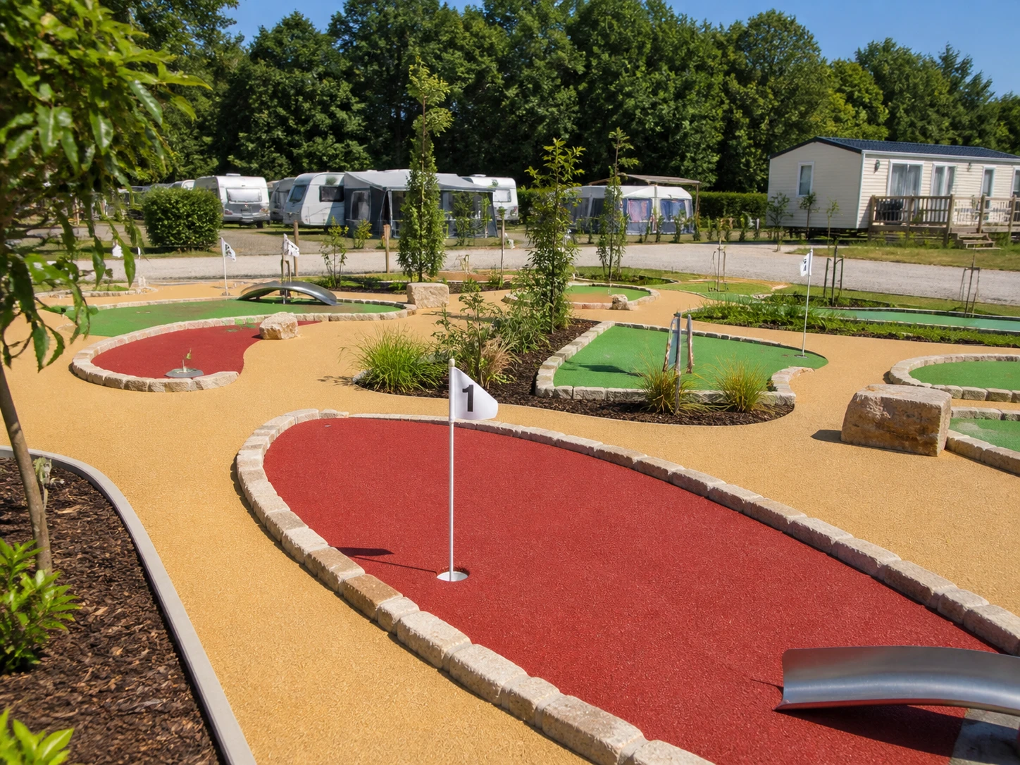 Parcours mini-golf en camping Living Stone — alternative au gazon synthétique