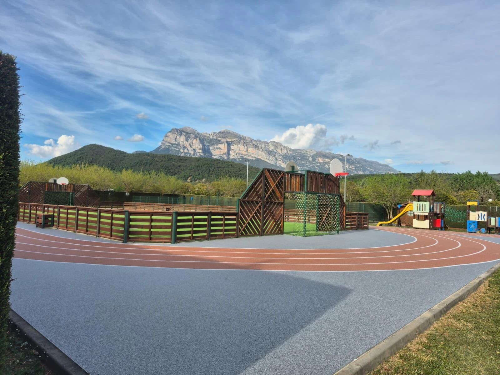 Sol sportif extérieur en résine — vue d'ensemble